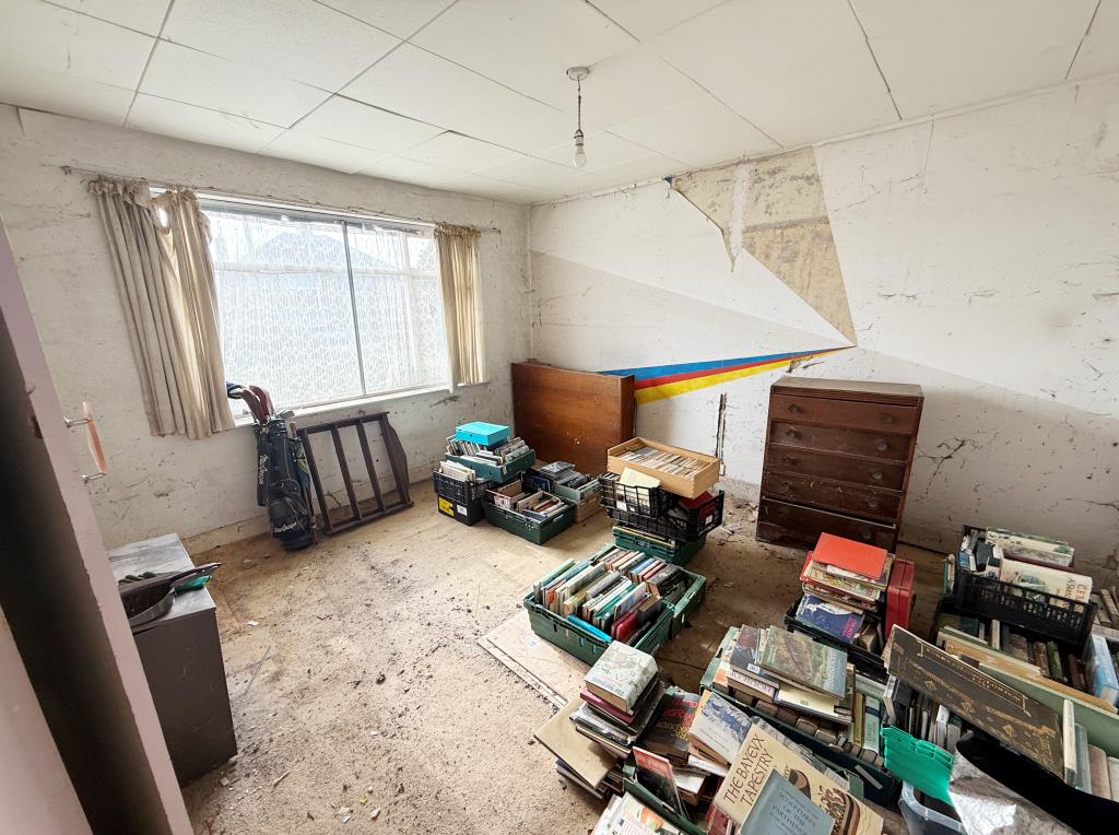 Lot: 110 - DETACHED BUNGALOW FOR IMPROVEMENT - Bedroom